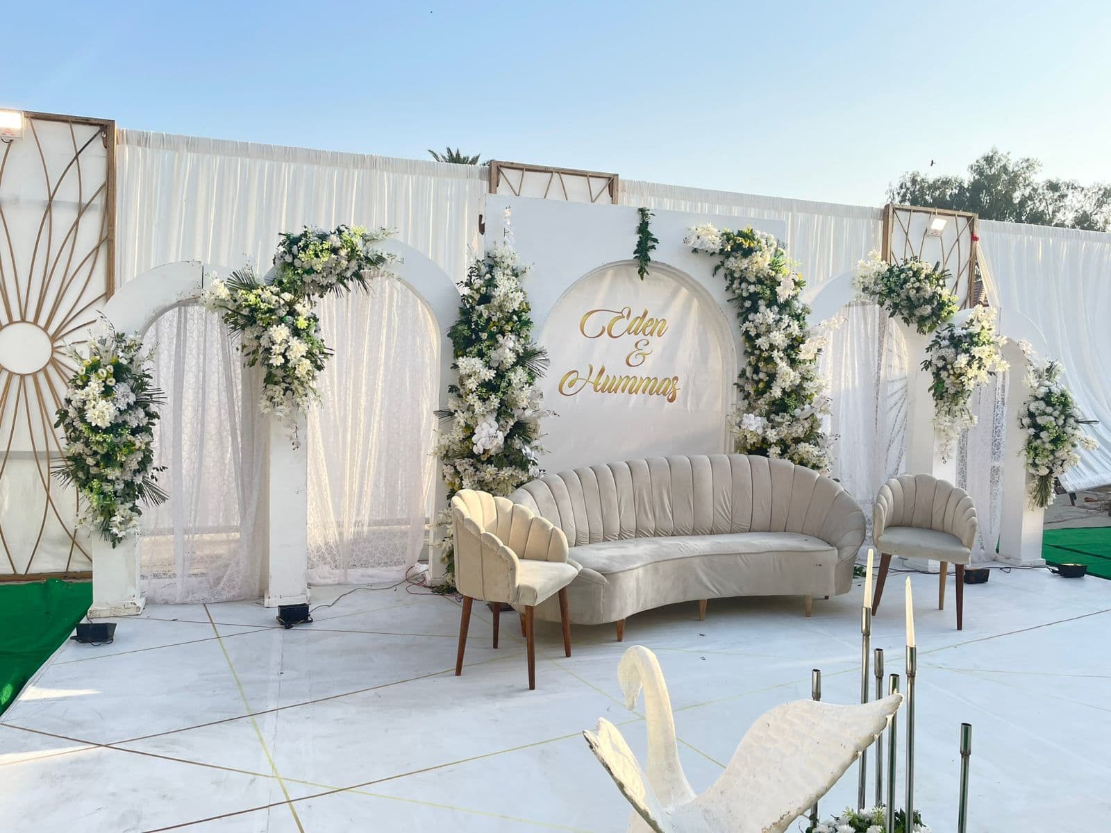 A beautifully arranged wedding reception featuring elegant white and gold decor, creating a sophisticated atmosphere.